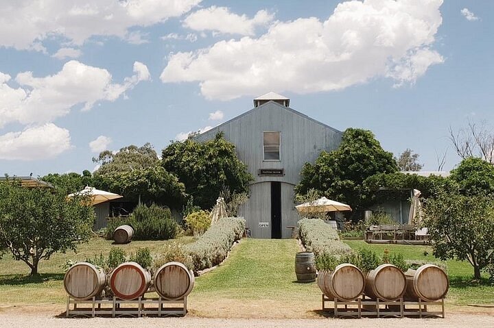 Vista panorâmica da adega, vinha e quinta adequada para famílias Lowe Wines em Mudgee, Nova Gales do Sul