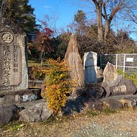 左側の石碑に名前が刻んで有ります。
