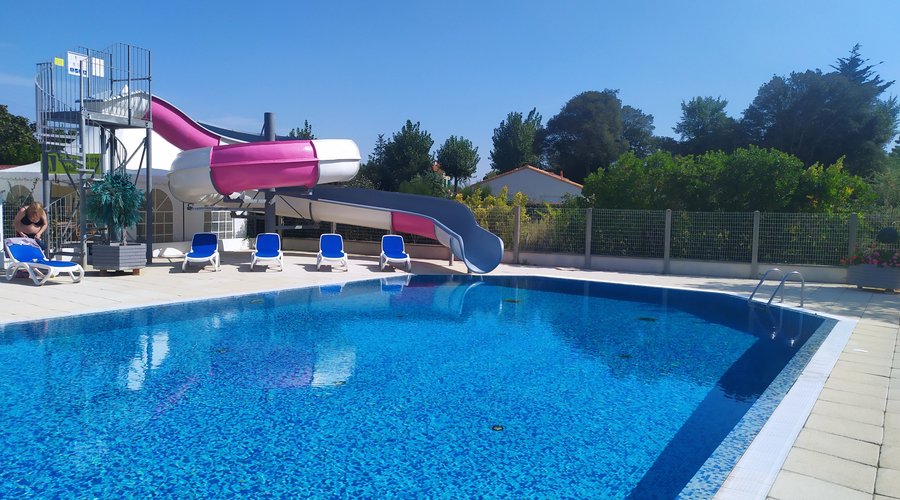 Piscine extérieure chauffée avec toboggan