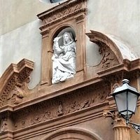 Altorilievo con l'effigie della Madonna del Soccorso armata di randello.