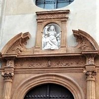 Altorilievo con l'effigie della Madonna del Soccorso armata di randello.
