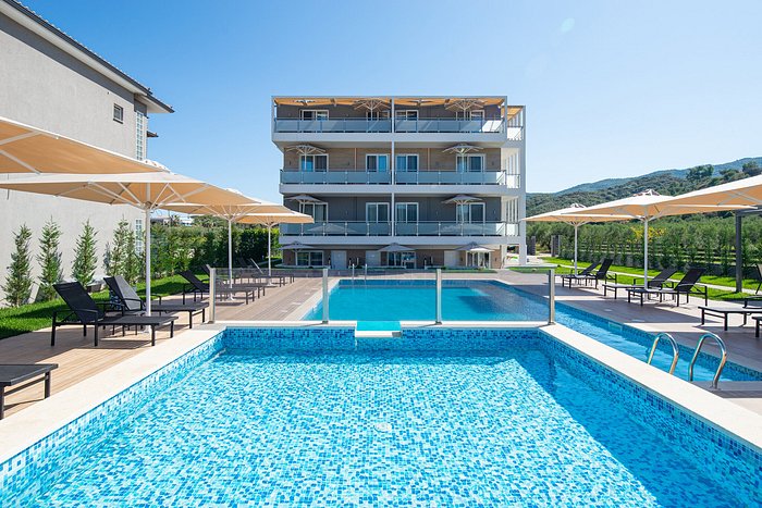  Astra Sarti Luxury Suites pool area