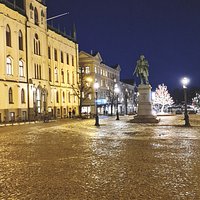 Rådhuset på Stortorget, mitt i syns Statyn av Engelbrekt Engelbrektsson. Stortorget är ett av Sveriges längsta torg. Platsen ligger på en rullstensås som löper genom centrala Örebro. Här bedrivs torghandel och marknaden Hindersmässan i slutet av januari varje år