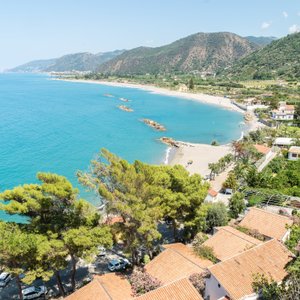 Dalle camere e dagli appartamenti del nostro Villaggio, l'accesso al mare è diretto. 