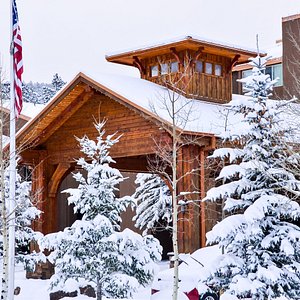 Come stay close to the slopes at The Lodge and plan a family winter vacation to remember. 