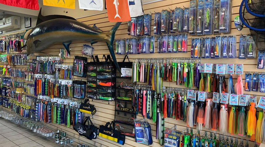 Tenemos disponible una gran variedad de curricanes de las mejores marcas

We have a wide variety of lures available from the best brands
