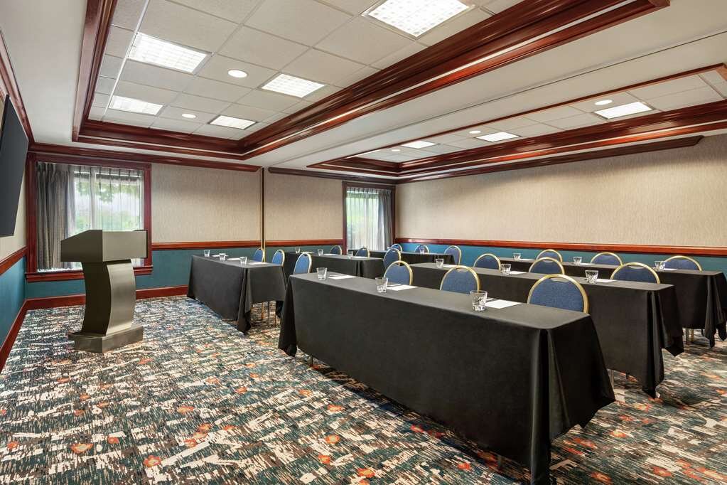 Hotel photo 11 of Hampton Inn Dulles-Cascades.