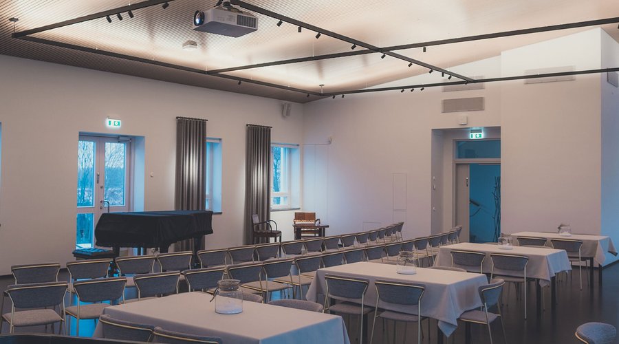 Musiikkisali sijaitsee 2. kerroksessa. Konsertit soivat tilassa upeasti ja pöytätilaa on hienosti tasting-tapahtumiin.

The music hall is located on the 2nd floor. Concerts acoustics sound divine and there is a great number of tables for tasting events.