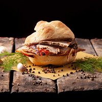 Panino artigianale con Porchetta di Costano.