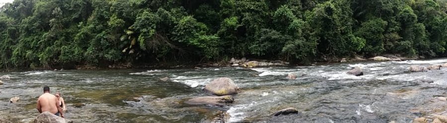 Foto panorâmica tirada na frente do Bar do Encontro, local onde as pessoas tem uma vista fantástica da natureza, deitam na grama para aproveitar o sol, curtem o rio e pedem petiscos do bar!