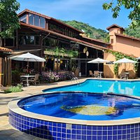Piscina e ao fundo a esquerda o restaurante