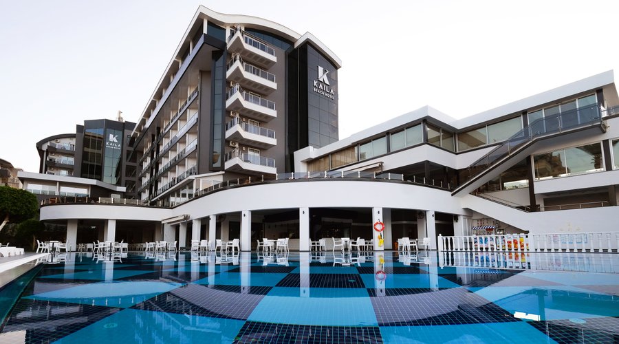 Havuzbaşından Hotel görünümü