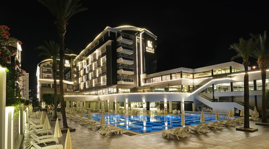 Gece Havuzbaşından Hotel görünümü