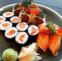 Charm Sushi ∙ Sticks ∙ Thai tilbyder lækre frokosttilbud som dette, hvor du kan få 14 stykker sushi med laks til blot 95 kr.