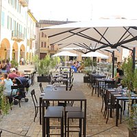 Pranzo, aperitivo o cena nel dehor nella bella Piazza Garibaldi, nel cuore del centro di Carpi.