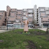 celle-ci ne se trouve pas dans la cour d’un centre commercial, mais plutôt dans un jardin entouré d’immeubles.