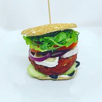 Hamburguesa vegetariana de remolacha, lenteja roja, frutos secos y semillas, horneada con queso de cabra, servida con patatas fritas cortadas a mano (opción SG y vegana disponible) 11,90 €
Veggie Burger made out of beetroot, red lentils, nuts and seeds, baked with goat’s cheese, served with hand-cut potato fries (GF & vegan option available) 11,90 €