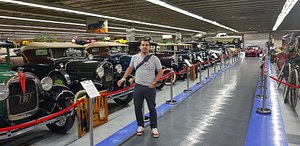 Una colección de radios antiguas en el museo del automóvil de tallahassee  generative ai