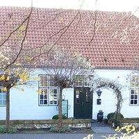 Herzlich Willkommen
im Cafe am Schloss in Glücksburg!
Seien Sie unser Gast und lassen Sie sich verwöhnen in einem außergewöhnlichen Ambiente. Am Rande des Schlossparks, in einem historischen Gebäude von 1833 ist unser gemütliches Café zu finden. Das Haus wurde damals für den Gärtner des Glücksburger Schlosses erbaut. Es grenzt direkt an den Rosengarten und bietet eine wundervolle Sommerterrasse, umrandet von hohen Buchenhecken.