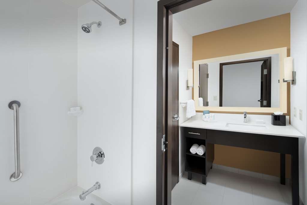Hotel photo 2 of Homewood Suites by Hilton Kansas City Speedway.