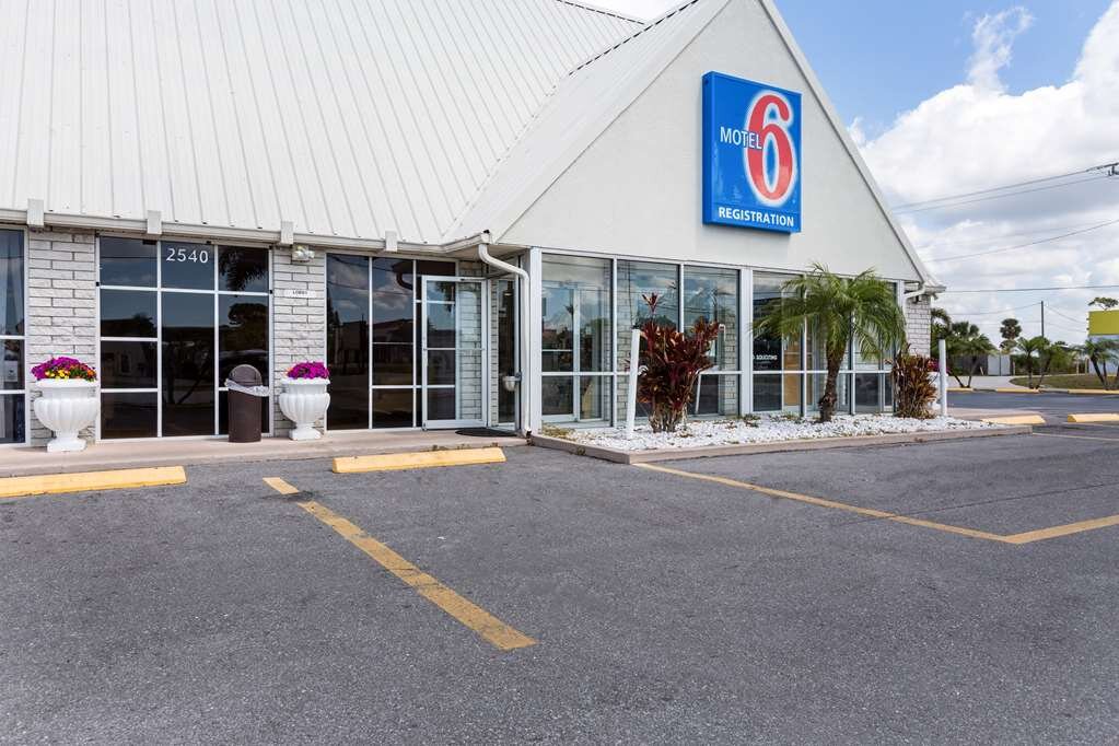 Hotel photo 28 of Motel 6 Englewood, FL.