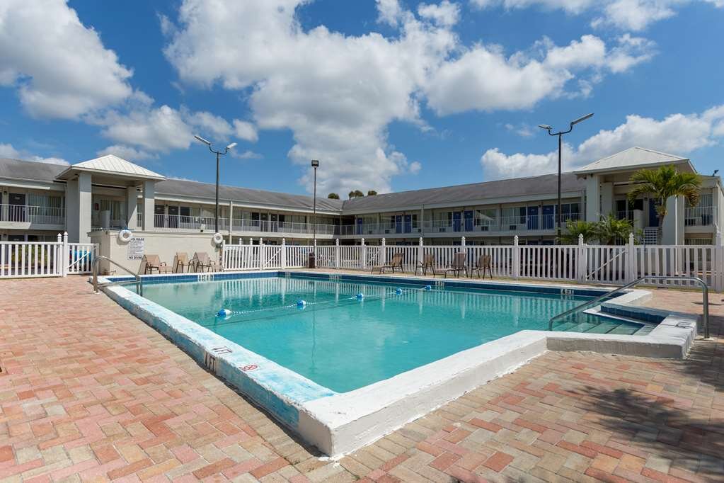 Hotel photo 10 of Motel 6 Englewood, FL.