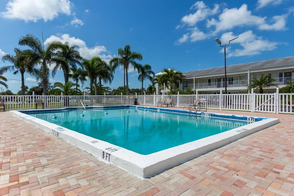 Hotel photo 24 of Motel 6 Englewood, FL.