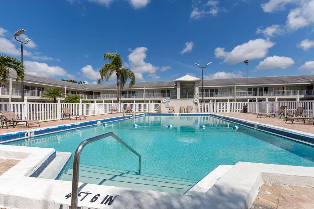 Hotel photo 11 of Motel 6 Englewood, FL.