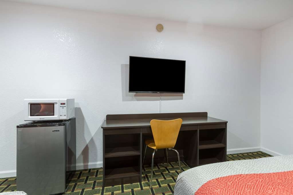 Hotel photo 1 of Motel 6 Englewood, FL.