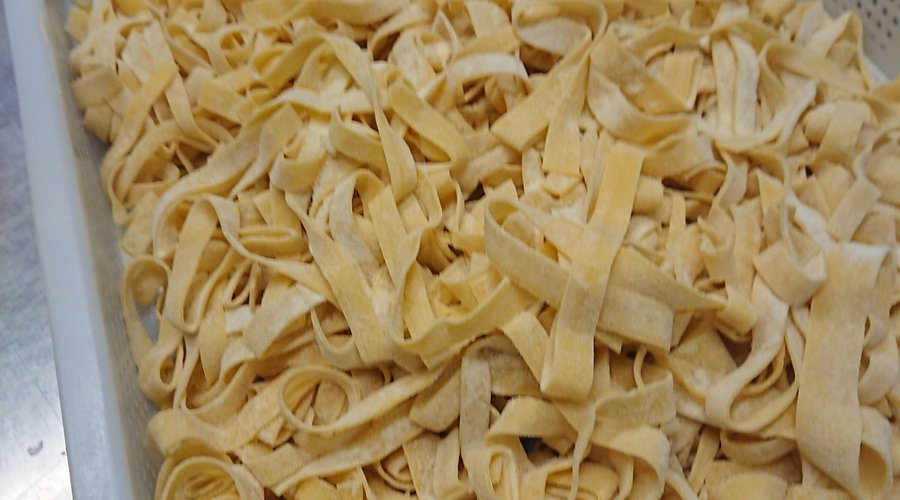 Tagliatelle all'uovo a pasta gialla tagliate a mano prodotte da noi !