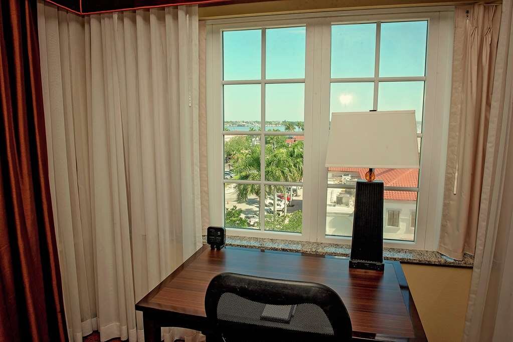 Hotel photo 40 of Hampton Inn & Suites Bradenton Downtown Historic District.