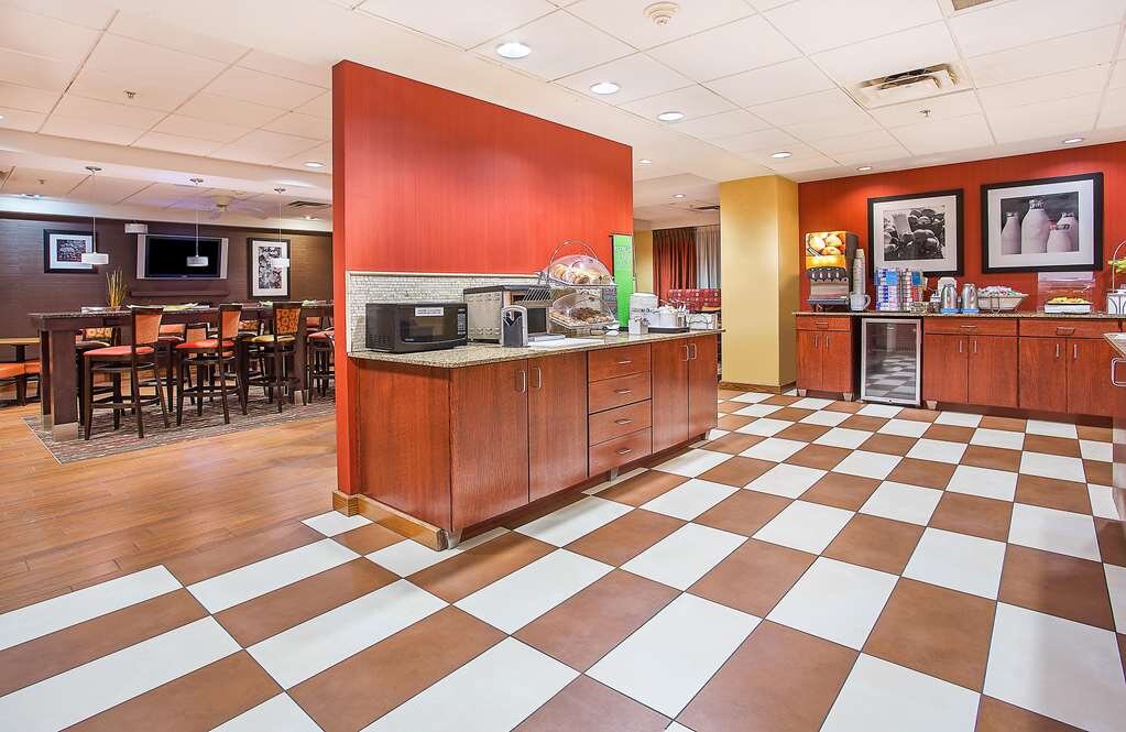 Hotel photo 9 of Hampton Inn Knoxville-West At Cedar Bluff.