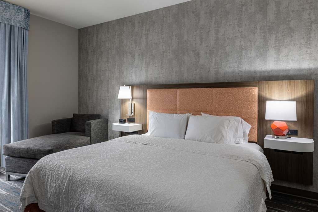 Hotel photo 4 of Hampton Inn Knoxville-West At Cedar Bluff.