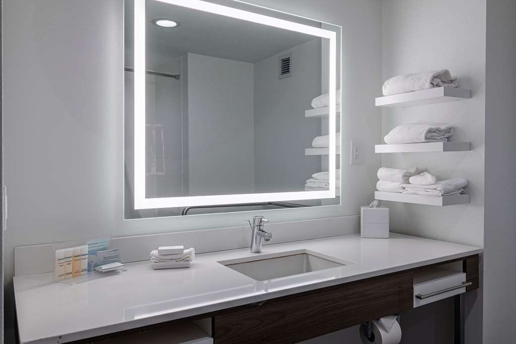 Hotel photo 3 of Hampton Inn Knoxville-West At Cedar Bluff.