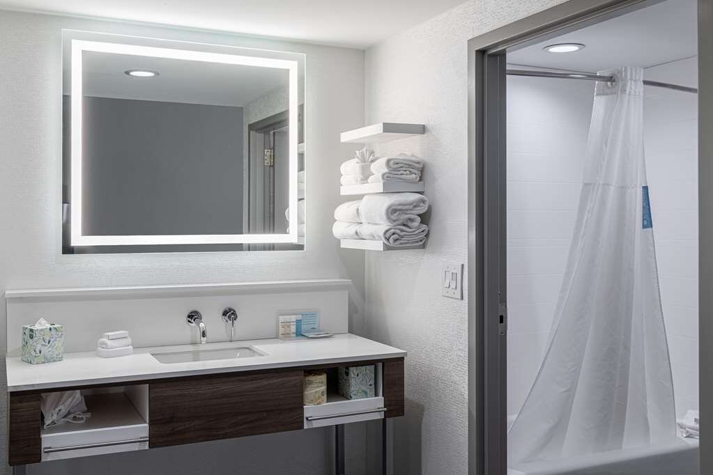 Hotel photo 16 of Hampton Inn Knoxville-West At Cedar Bluff.