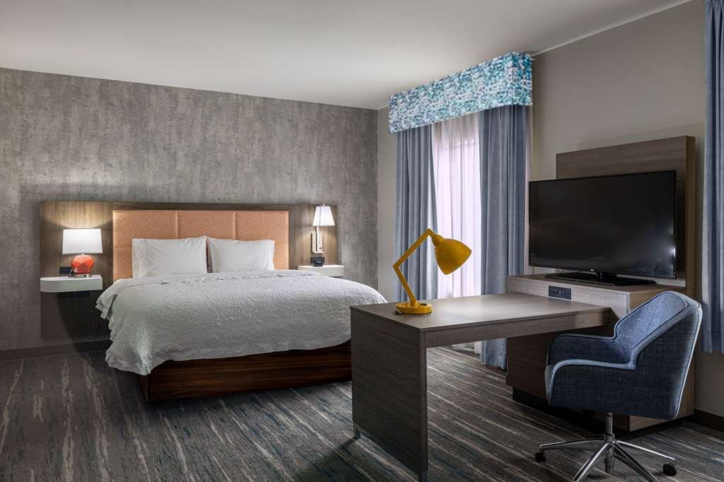 Hotel photo 5 of Hampton Inn Knoxville-West At Cedar Bluff.