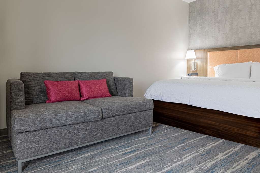 Hotel photo 20 of Hampton Inn Knoxville-West At Cedar Bluff.