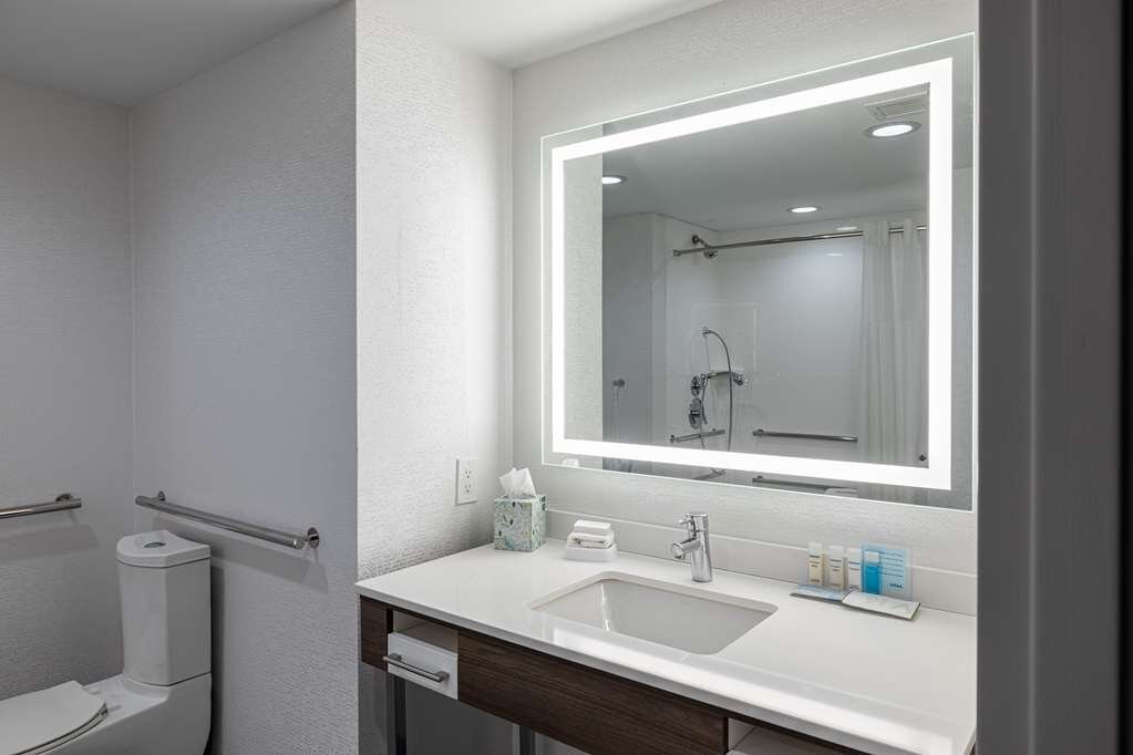 Hotel photo 29 of Hampton Inn Knoxville-West At Cedar Bluff.