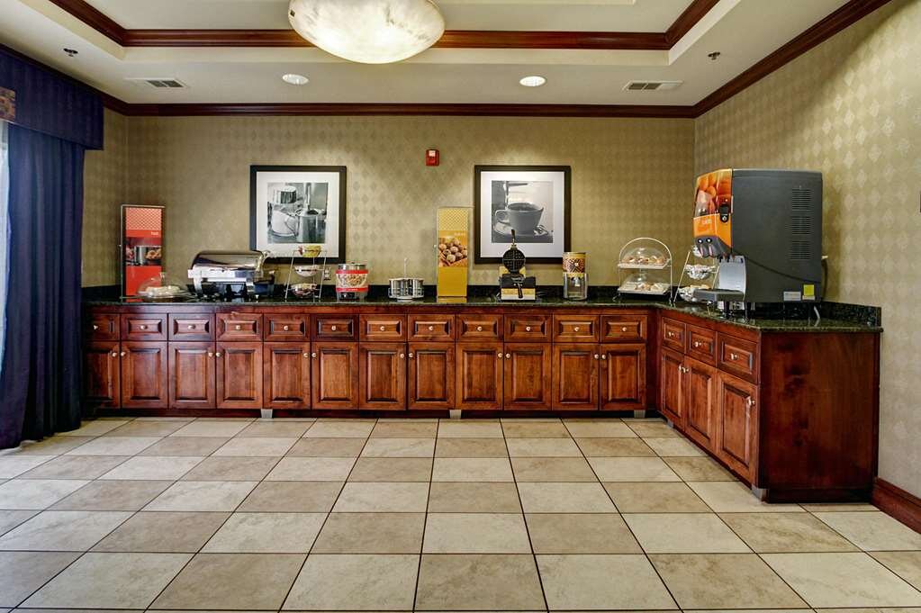 Hotel photo 8 of Hampton Inn Van Buren.