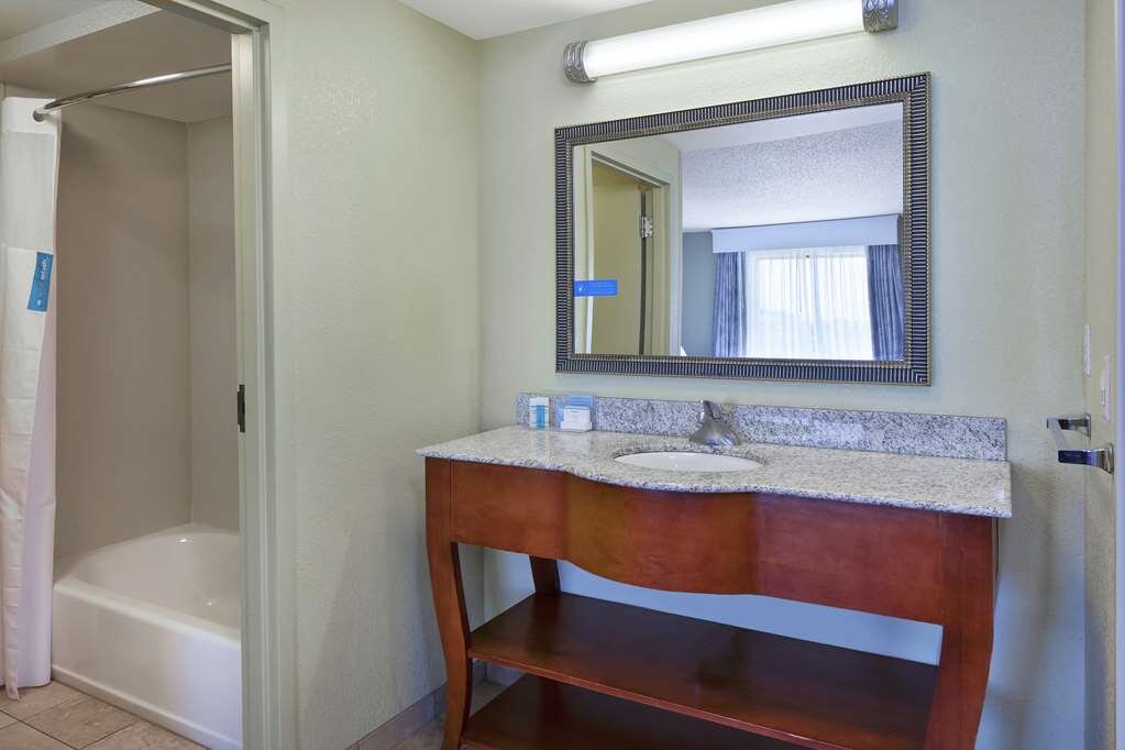 Hotel photo 25 of Hampton Inn & Suites Grand Rapids-Airport 28th St.