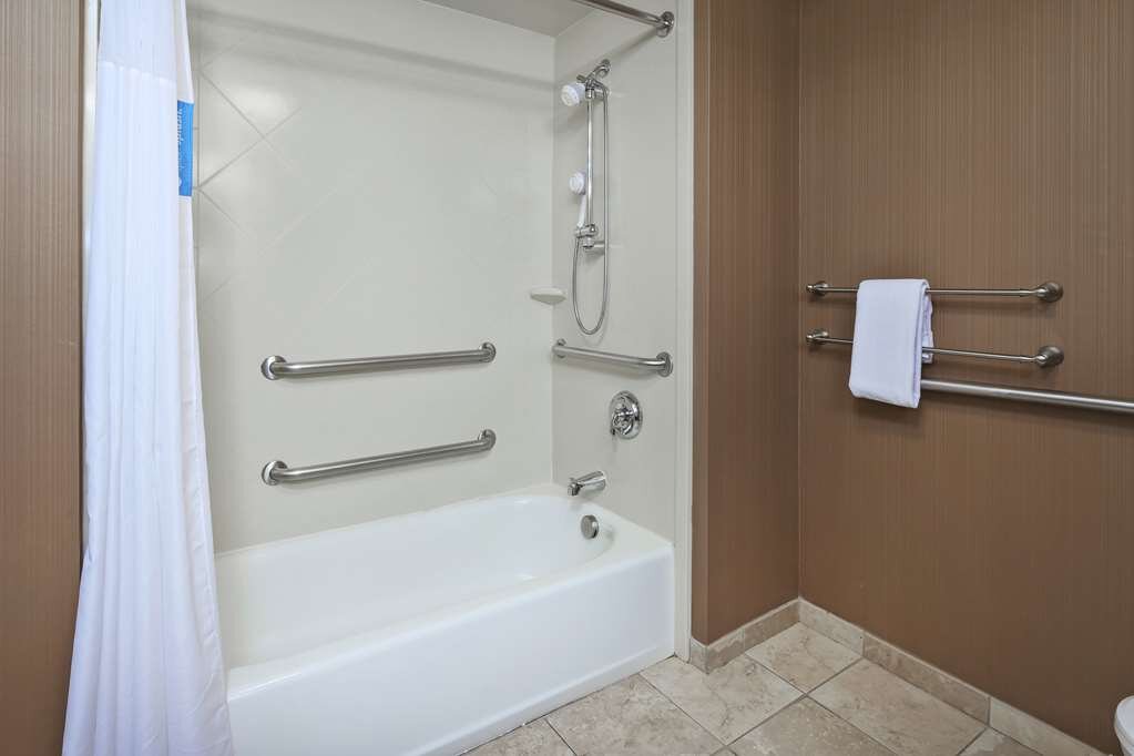 Hotel photo 33 of Hampton Inn & Suites Grand Rapids-Airport 28th St.