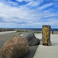 Promenade, vous y verrez de nombreuses sculptures en bois flotté. La ville de Sainte-Anne-des-Monts est reconnue pour son Festival de Bois Flotté qui a lieu à chaque année. Ces objets de bois rappellent la mer.