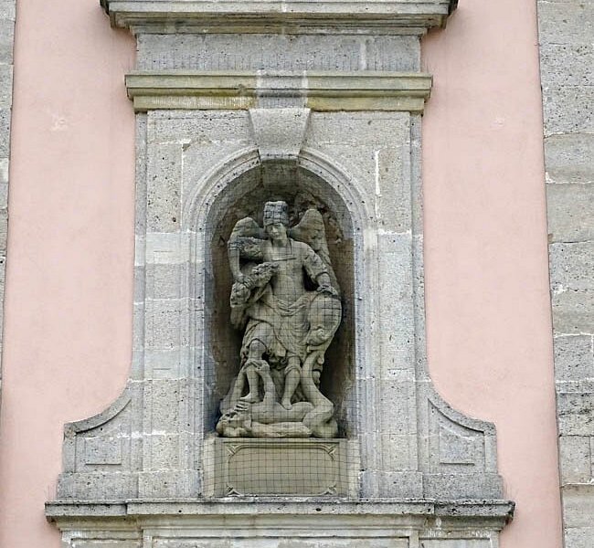 Saint Michel statue image