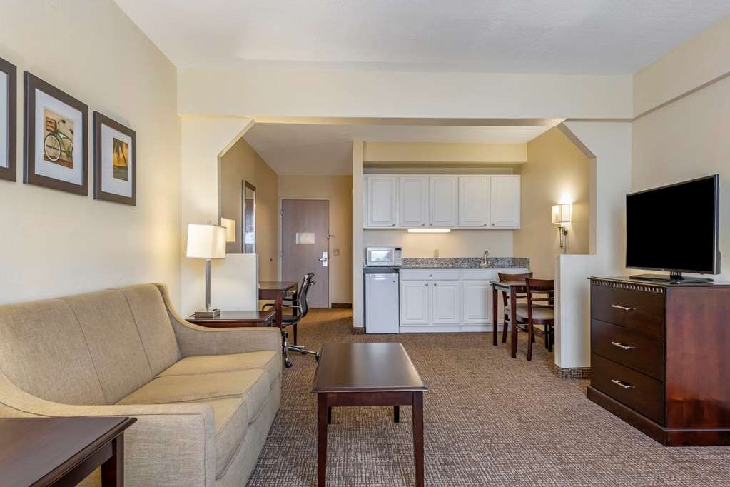 Hotel photo 30 of Comfort Suites Maingate East.