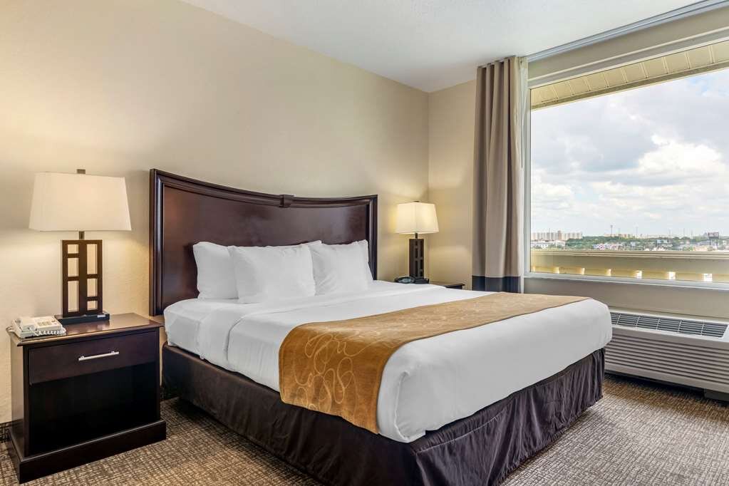 Hotel photo 23 of Comfort Suites Maingate East.