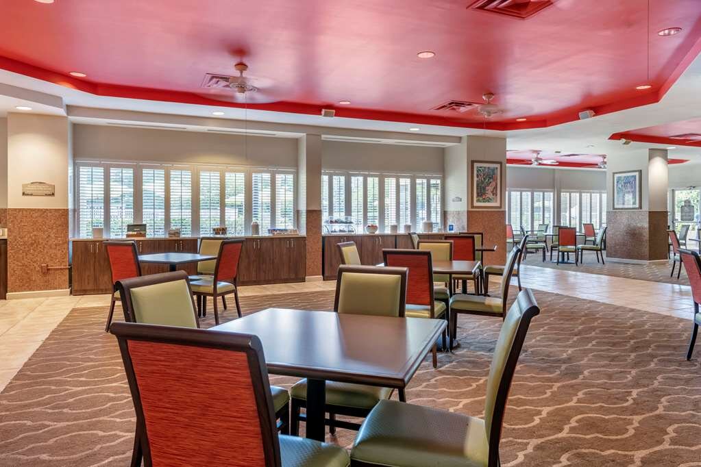 Hotel photo 7 of Comfort Suites Maingate East.