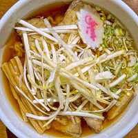 ねぎチャーシュー麺 ねぎ肉中華そばからいつの間にか名前が変わっていた。移転前の店舗の頃は辛味噌ねぎ肉中華ばかり食べていた。味はもちろんだが、語呂の良さからついオーダーしていた部分もあるかもしれない。辛味噌ねぎ肉中華。今度久しぶりにオーダーしてみよう。