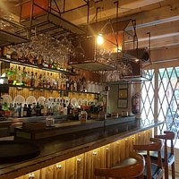 Entrada del restaurante, con la barra de bar