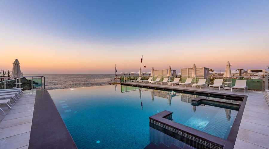 INFINITY POOL