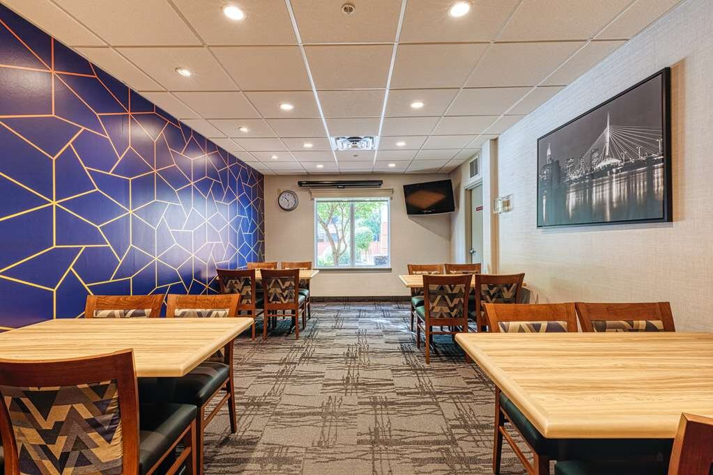 Hotel photo 9 of Best Western Plus Pembina Inn & Suites.
